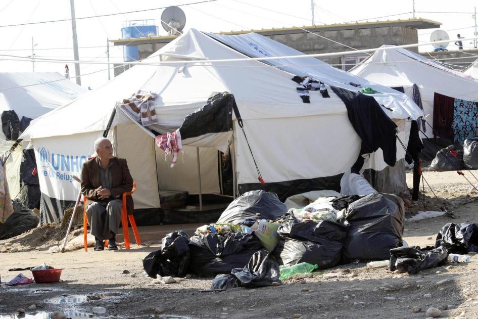 رجل يجلس على كرسي في مخيم للنازحين داخليا على مشارف كركوك، 17 ديسمبر/كانون الأول 2014.