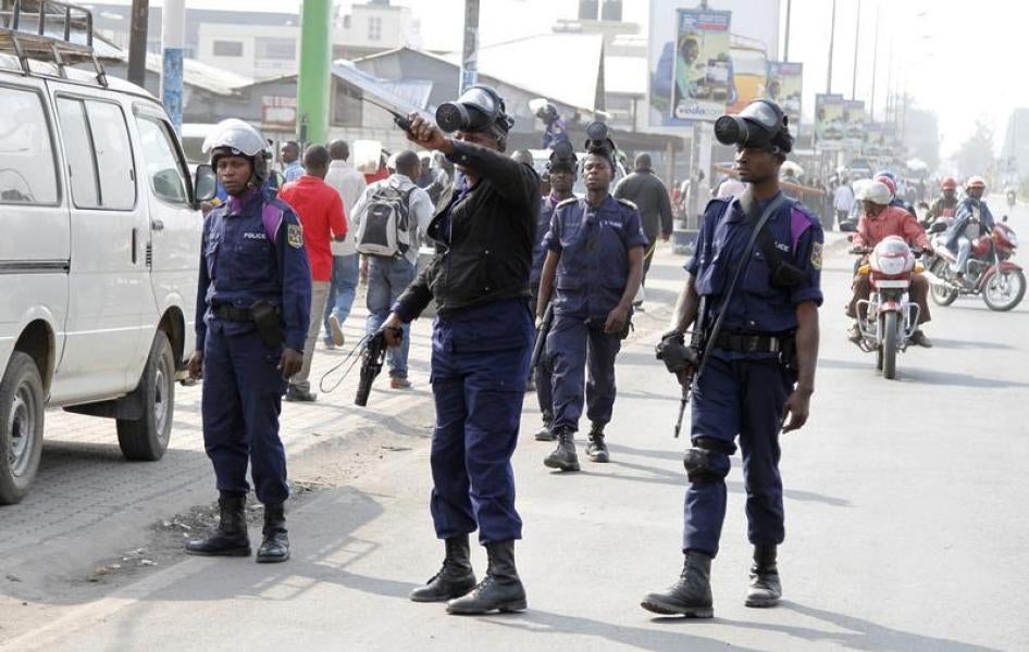 La police anti-émeute patrouille dans une rue de Goma, en République démocratique du Congo, le 19 janvier 2015, lors d’une vague de manifestations à travers le pays contre un projet de modification de loi qui permettrait un report de l’élection présidenti