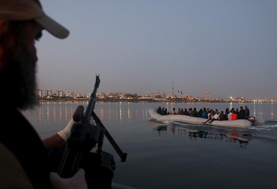 Des personnes migrantes sur un bateau avec lequel elles ont tenté de traverser la Méditerranée vers l'Italie, après avoir été détenues dans une base navale libyenne à Tripoli, le 20 septembre 2015.