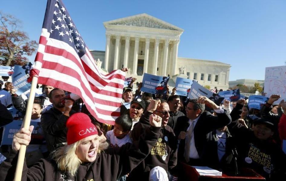 移民及社运人士在美国联邦最高法院前集会，纪念欧巴马总统颁布移民改革行政命令一周年，华盛顿特区，2015年11月20日摄。