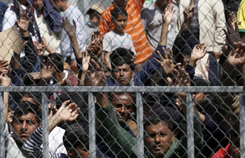 Une foule de migrants exposés au risque d’être expulsés vers la Turquie, derrière le grillage du camp de Moria sur l'île grecque de Lesbos,  le 5 avril 2016.