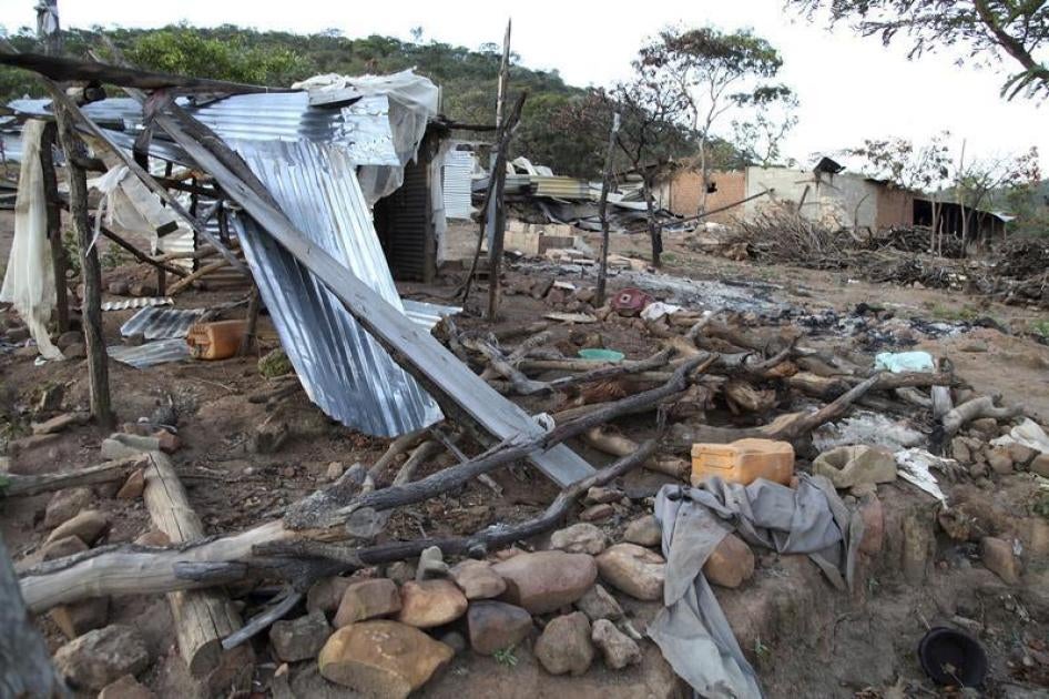 Cabanas destruídas em Monte Suni, Angola, numa fotografia tirada em 3 de Maio de 2015.
