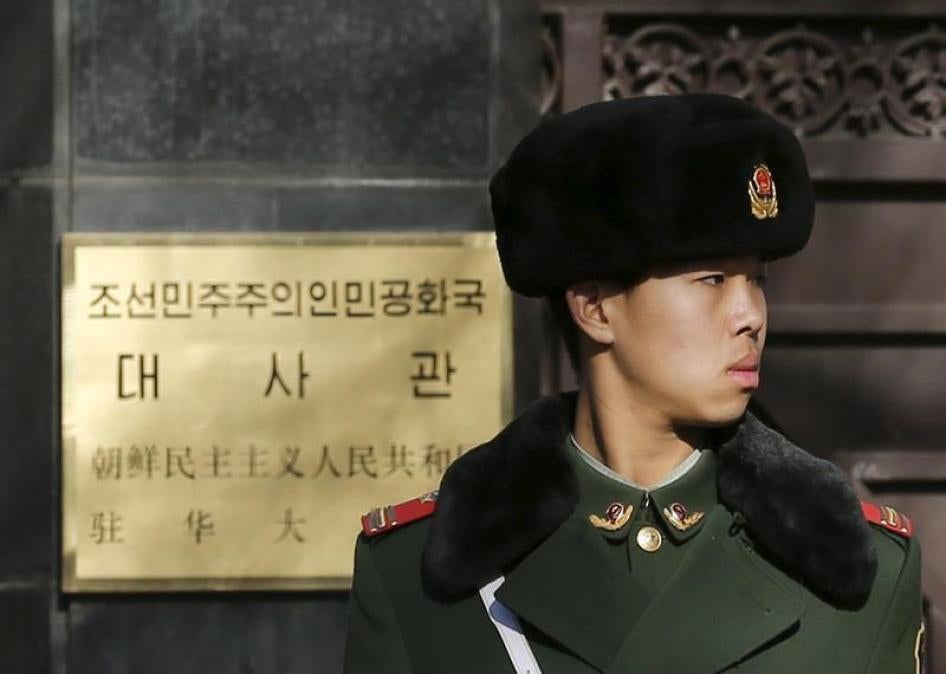 武警在朝鲜驻北京大使馆门口站岗，2016年1月6日。