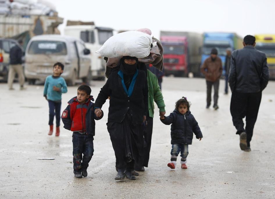 سوريون وصلوا إلى مخيم للنازحين في ضواحي بلدة عزاز، 5 كلم جنوب باب السلام ومعبر أنجوبينار التركي المغلق، 6 فبراير/شباط 2016.