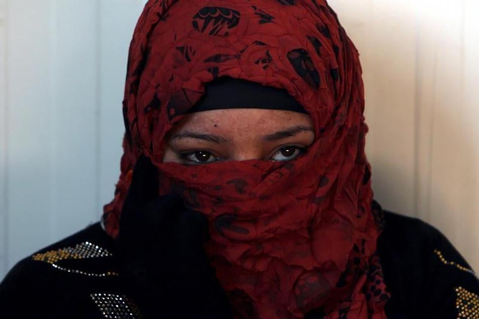 امرأة مسلمة سُنية هربت من معقليّ تنظيم "الدولة الإسلامية" في الحويجة والشرقاط ترتاح في مركز للنازحين في المخمور، جنوب الموصل، العراق، 14 فبراير/شباط 2016. 