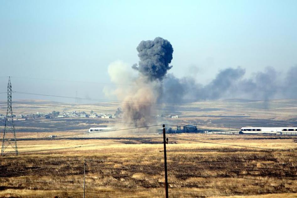 دخان ناتج عن غارات جوية نفذها التحالف بقيادة الولايات المتحدة ضدّ داعش في قرية قرب الموصل، العراق، في مايو/أيار 2016.
