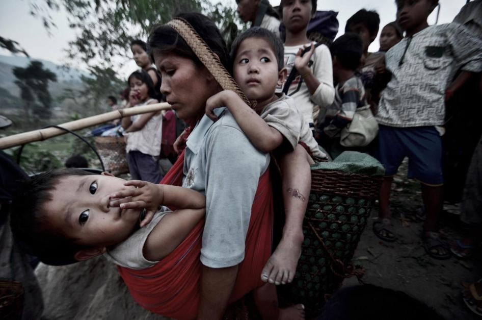 Displaced families of ethnic minorities travel to the Je Yang camp, Kachin State. 