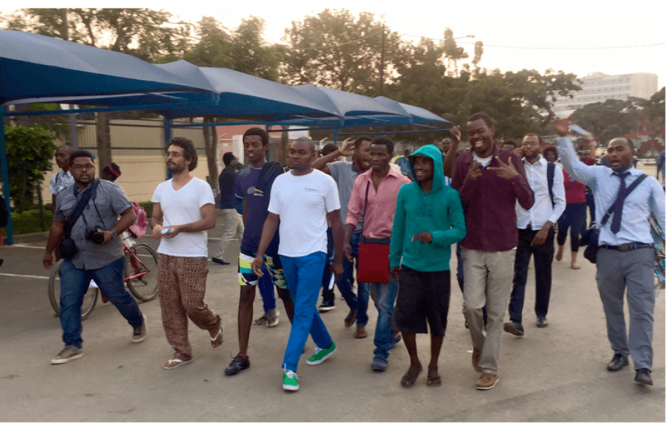 Activistas membros de clube de leitura caminham pelas ruas de Luanda após sua libertação provisória.