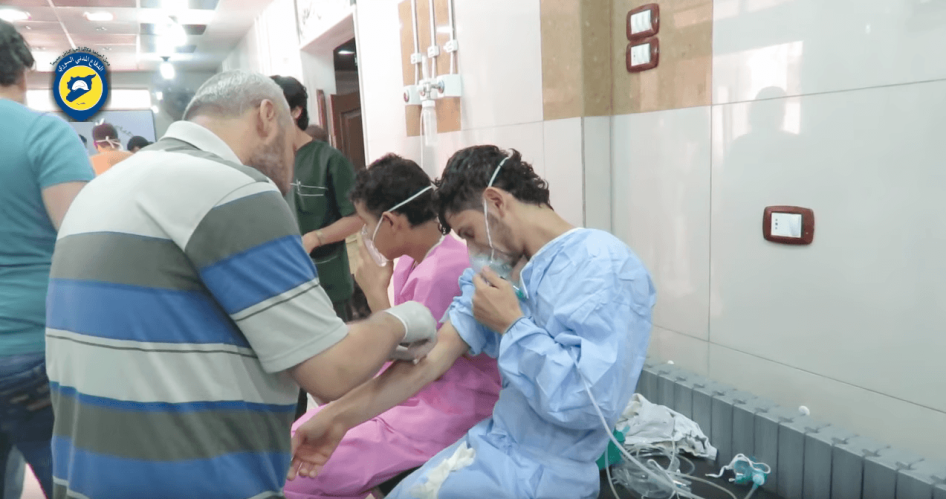 موظفون طبيون في مستشفى القدس بحلب يعالجون الناس بعد هجوم كيميائي على المدينة في 6 سبتمبر/أيلول 2016.