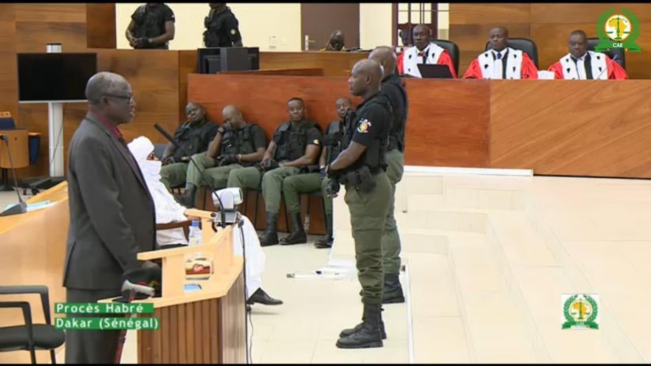 Souleymane Guengueng témoigne au procès de Hissène Habré, l’ancien dictateur l’écoute. Novembre 2015