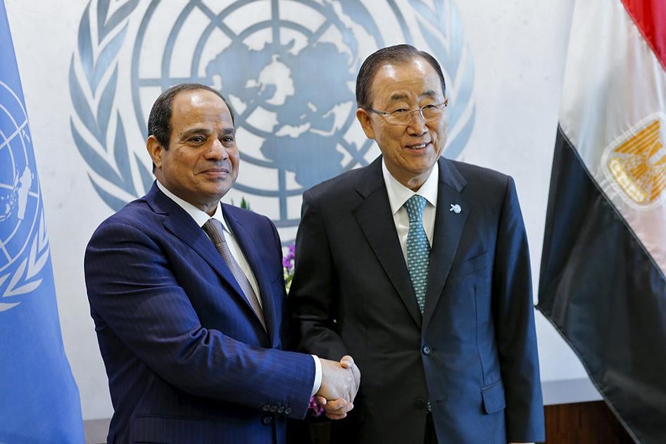 الرئيس عبد الفتاح السيسي يُصافح بان كي مون، الأمين العام للأمم المتحدة، في الجمعية العامة للأمم المتحدة في 2015.