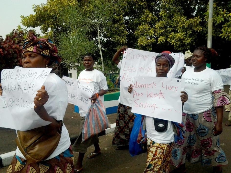 An estimated 400 women showed up in support of the safe abortion bill wearing “children by choice, not by chance” T-shirts on December 8, 2015 outside of Sierra Leone's Parliament. © 2015 Ipas