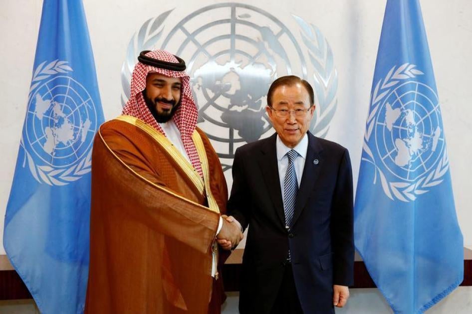 ولي ولي العهد السعوي الأمير محمد بن سلمان يحيّي أمين عام الأمم المتحدة بان كي مون في مقر الأمم المتحدة في نيويورك، 22 يونيو/حزيران 2016.