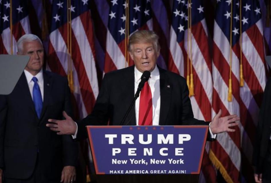 Le président élu des États-Unis, Donald Trump, prononce un discours devant ses partisans à New York dans la nuit du 8 au 9 novembre 2016, quelques heures après la tenue de l’élection.