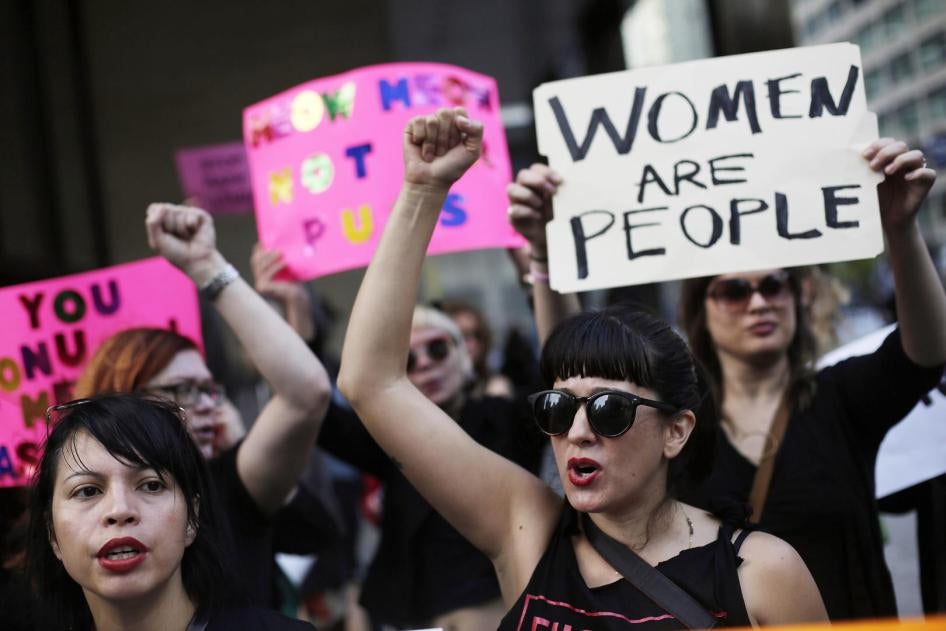 Mulheres participam de um protesto contra o então candidato presidencial republicano Donald Trump em frente ao Trump International Hotel and Tower, em Chicago, Illinois, EUA. 18 de outubro de 2016