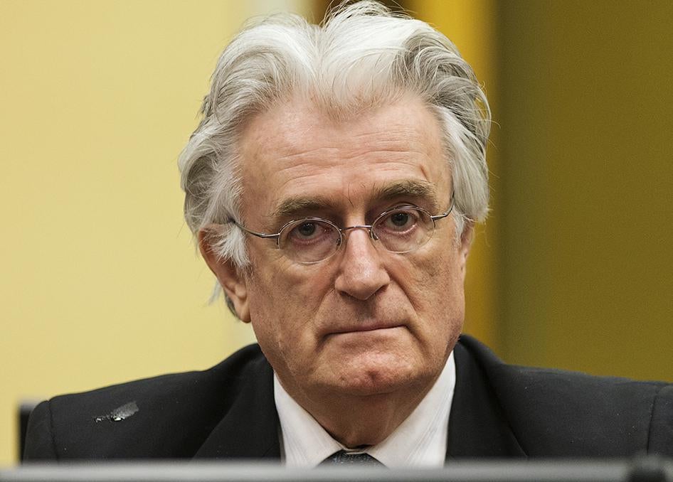 波斯尼亚战争期间的塞族军事领袖卡拉季奇（Radovan Karadzic）在前南联国际刑事法庭出庭聆听二审宣判，海牙，2013年7月11日。