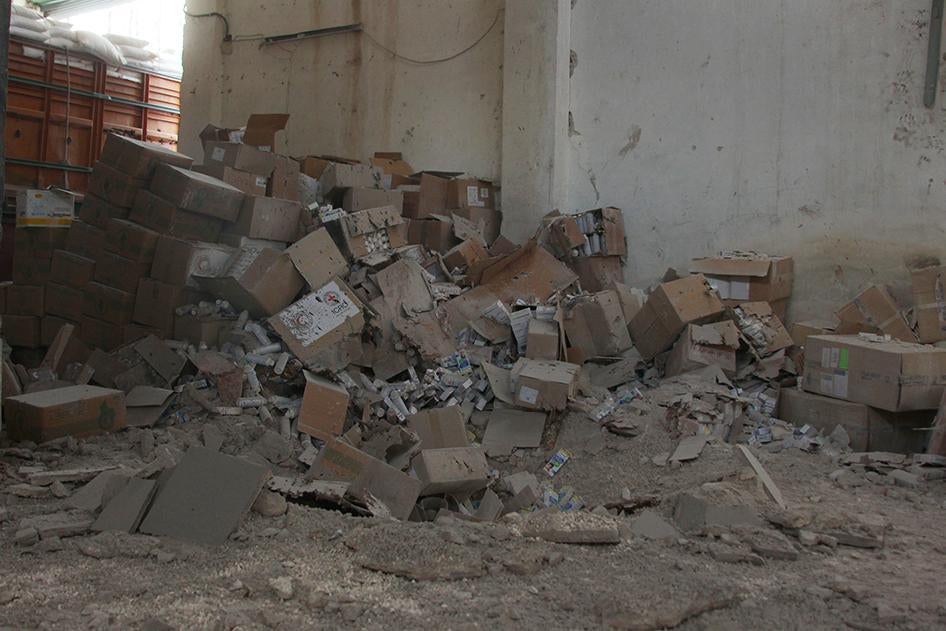 Un tas de cartons contenant des fournitures médicales détruites ou endommagées lors d’une frappe aérienne menée le 19 septembre 2016 à Urm al-Kubra, à l’ouest d'Alep, en Syrie, photographié au lendemain de cette attaque.