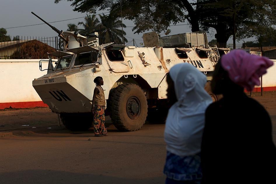一辆联合国维和部队装甲车驻守在中非共和国首都班基的一所学校墙外。该校位于以穆斯林为主的社区PK5 ，校内设有总统与国会选举的投票站。2016年2月14日。