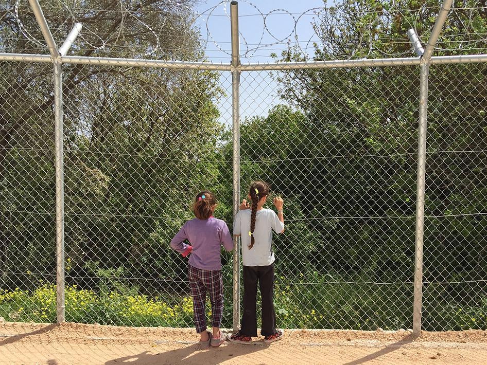 Duas das muitas crianças detidas no campo de VIAL, na ilha grega de Quios. 