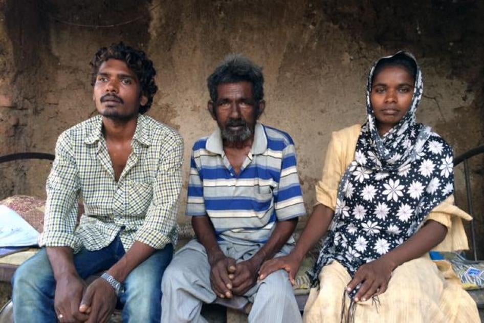 Shaik Hyder’s brother, father, and sister at their home in Nizamabad, Telangana, June 2015. © 2015 Human Rights Watch
