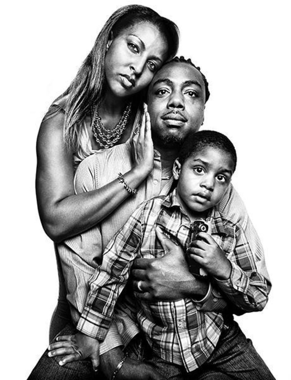 罗兰・史尔温（35岁）、其妻裘蒂（30岁）和他们的大儿子合影。除罗兰外，两人均为美国公民。生于海地的罗兰，7岁便成为美国合法永久居民，却仅因一次驾车肇事就面临永久驱逐出境的处分。