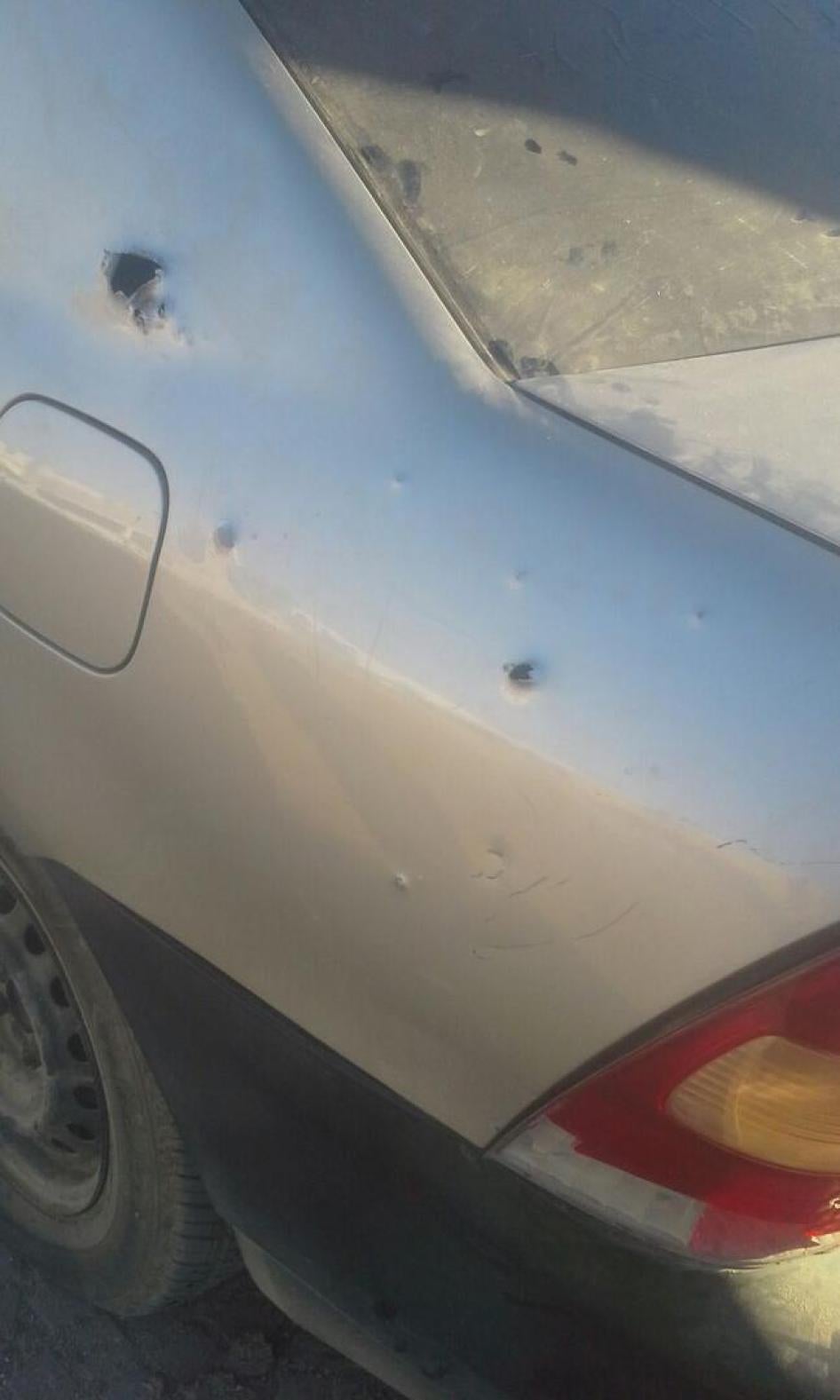 Danos causados a um carro estacionado no local do ataque com munições cluster à cidade de Saada, 6 de dezembro de 2016. 