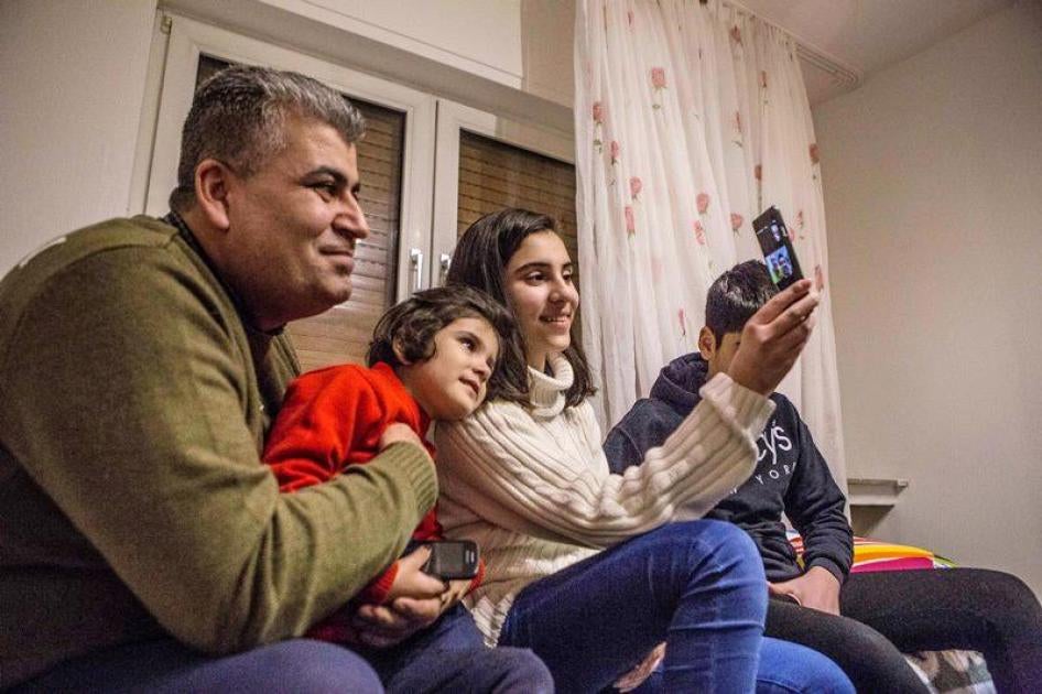 Mohammed, two of his daughters Evin and Lava and his son Mohammed chat on Skype with the Osana family in Greece. © 2017 Anna Pantelia