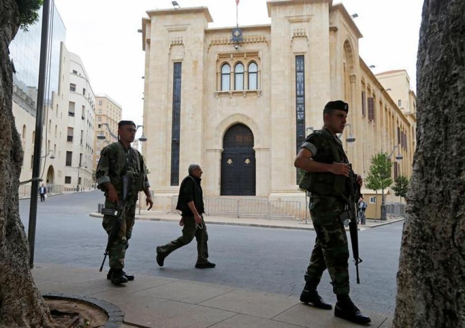 يقوم جنود الجيش اللبناني بتأمين المنطقة خارج مبنى البرلمان في وسط بيروت، لبنان