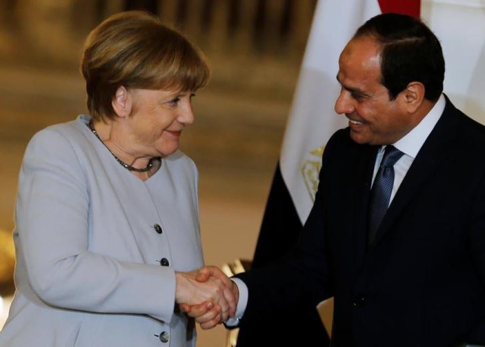 Egypt's President Abdel Fattah al-Sisi and German Chancellor Angela Merkel shake hands following a news conference at the El-Thadiya presidential palace in Cairo, Egypt on March 2, 2017. 