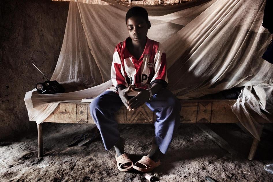​Olivier, 16 ans, a été enlevé en octobre 2009. Il a assisté à des attaques brutales de la LRA sur des civils, et a été forcé à y participer. République démocratique du Congo.
