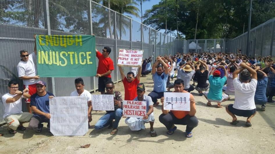 لاجئون وطالبو لجوء يحتجون على سياسة أستراليا للتدقيق في طالبي اللجوء خارج حدودها، في المركز الرئيسي في جزيرة مانوس، غينيا الجديدة. 