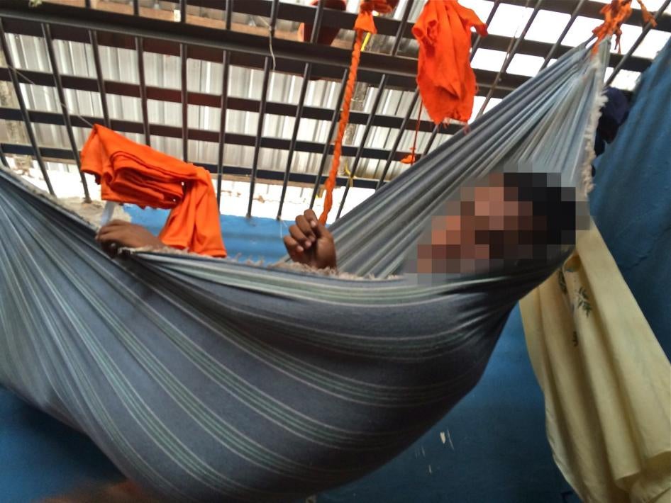 Algunos presos duermen en hamacas en el complejo penitenciario de Pedrinhas debido a la falta de literas, colchones e incluso espacio en el suelo para tumbarse. 
