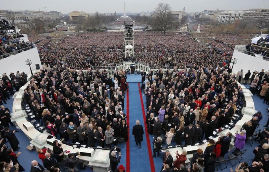 美国总统当选人唐纳德・特朗普走进国会大厦西门就职典礼会场，宣誓成为美国第45任总统，美国华盛顿特区，2017年1月20日。