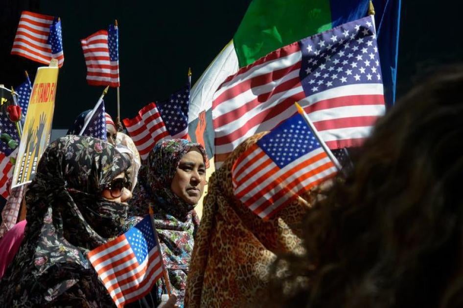 民众举著美国国旗参加一年一度的穆斯林日大游行，纽约曼哈顿，2016年9月25日。