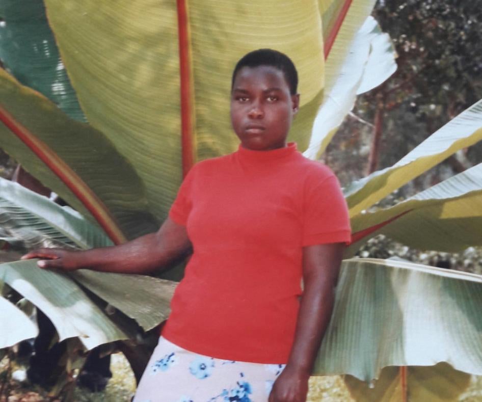 ​Léonille Gasengayire, originaire de Kivumu, arrêtée en 2016 pour s'être s’exprimée contre l’expropriation des terres, poursuivie en justice pour provocation au soulèvement, puis acquittée par un tribunal le 23 mars 2017.