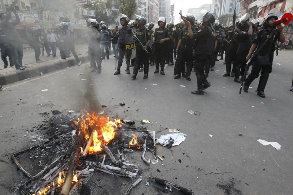 Members of the Rapid Action Battalion (RAB) raid a street during a clash with activists of Jamaat-e-Islami in Dhaka March 11, 2013.