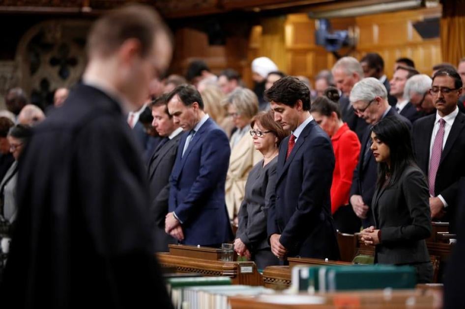 Le Premier ministre canadien Justin Trudeau participe à une minute de silence observée le 30 janvier 2017 dans la Chambre des communes du Parlement à Ottawa, en hommage aux victimes de l’attentat meurtrier commis la veille dans une mosquée de Québec.