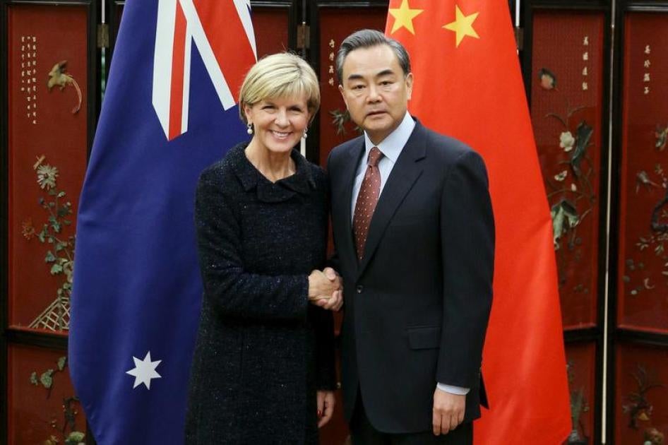 澳大利亚外长毕夏普（左）拜会中国外交部时，与中国外长王毅握手，中国北京，2016年2月17日。