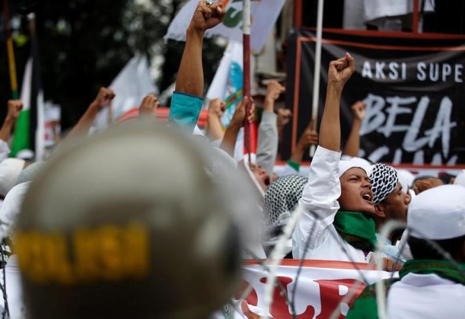 Members of the hardline group Islamic Defenders Front (FPI) protest outside the National Police headquarters in Jakarta, Indonesia, January 16, 2017.