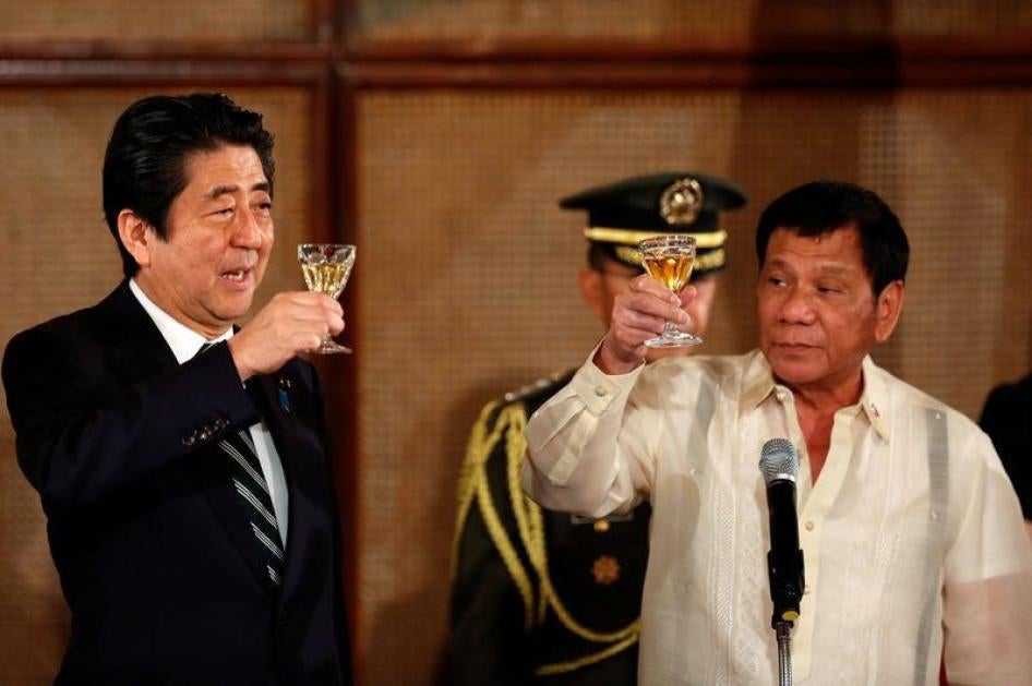 Philippine President Rodrigo Duterte and Japanese Prime Minister Shinzo Abe (L) toast glasses during a state dinner at the Malacanang Presidential Palace in Manila, Philippines, January 12, 2017.