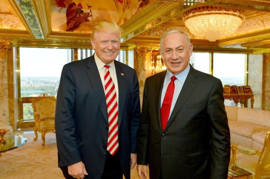 ראש ממשלת ישראל, בנימין נתניהו, עומד לצד המועמד הרפובליקאי לנשיאות ארה"ב, דונלד טראמפ,  במהלך פגישתם בניו יורק ב-25 בספטמבר 2016.