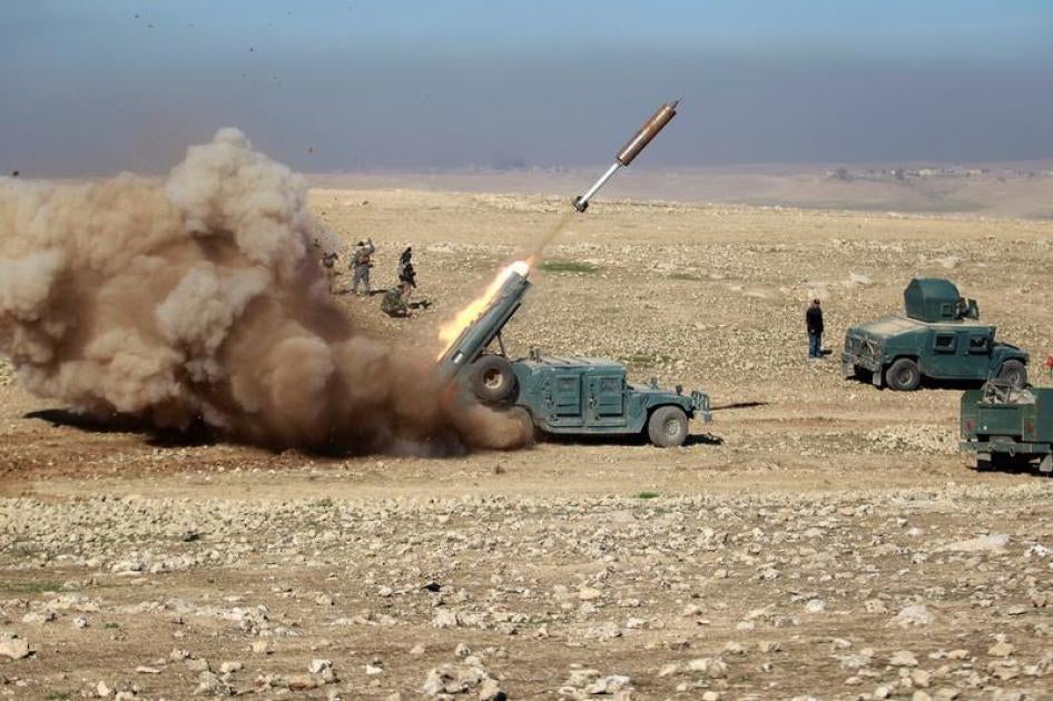 عناصر من وحدات الاستجابة السريعة العراقية تطلق صاروخا باتجاه مقاتلي "الدولة الإسلامية" خلال معركة في جنوب الموصل، العراق، 19 فبراير/شباط 2017. 