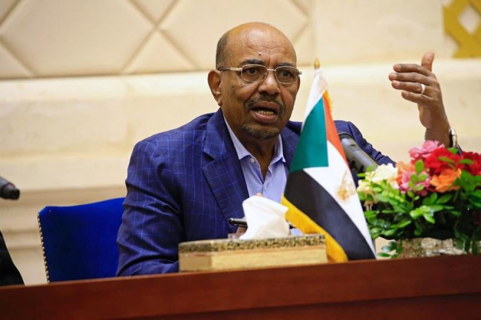 L'ex-président soudanais Omar el-Béchir, démis de ses fonctions en avril 2019, photographié lors d'une conférence de presse tenue au palais présidentiel  à Khartoum le 2 mars 2017.