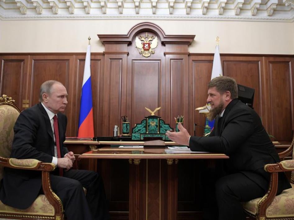 Le président russe Vladimir Poutine face au dirigeant tchétchène Ramzan Kadyrov, lors d'un entretien au Kremlin à Moscou, le 19 avril 2017.