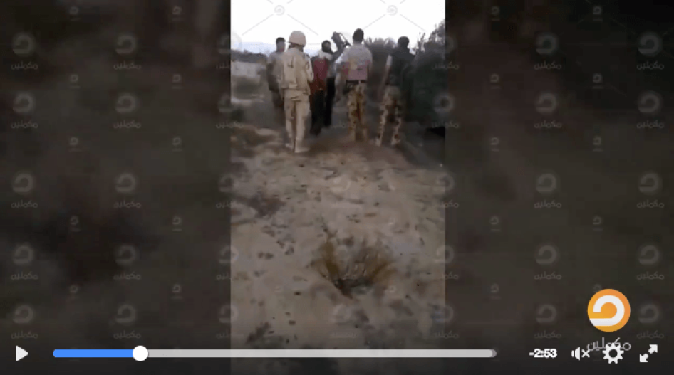 صورة من مقطع فيديو يُزعم أنه يصوّر جنودا مصريين يُعدمون رجالا محتجزين في شمال سيناء. © غير معلوم.  