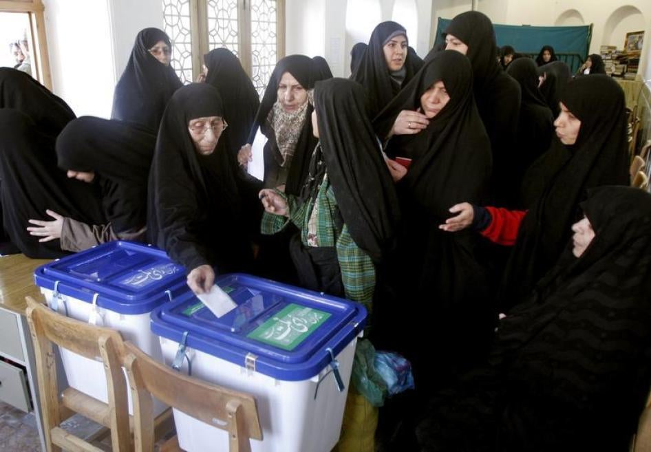 زنان در محل رای گیری در شهر قم در120 کیلومتری (75 مایلی) جنوب تهران مشغول رای دادن هستند، 15 دسامبر 2016.