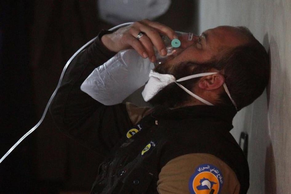Un membre de la Défense civile syrienne (« Casques blancs ») respire à travers un masque à oxygène, peu après une attaque chimique perpétrée contre un quartier tenu par les forces rebelles à Khan Cheikhoun dans le gouvernorat d'Idlib, dans l’ouest de la 