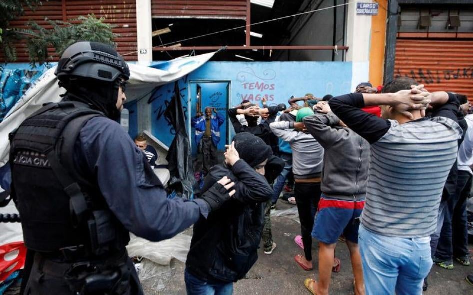 Polícia prende pessoas durante operação policial em um bairro conhecido como Cracolândia, no centro de São Paulo, Brasil. 21 de maio de 2017.