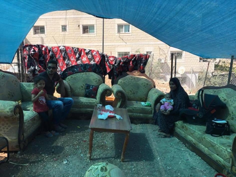 בני משפחת פוואקה יושבים באוהל ב-15 במאי 2017, לאחר שהרשויות הישראליות הרסו את ביתם במזרח ירושלים ב-4 במאי.  