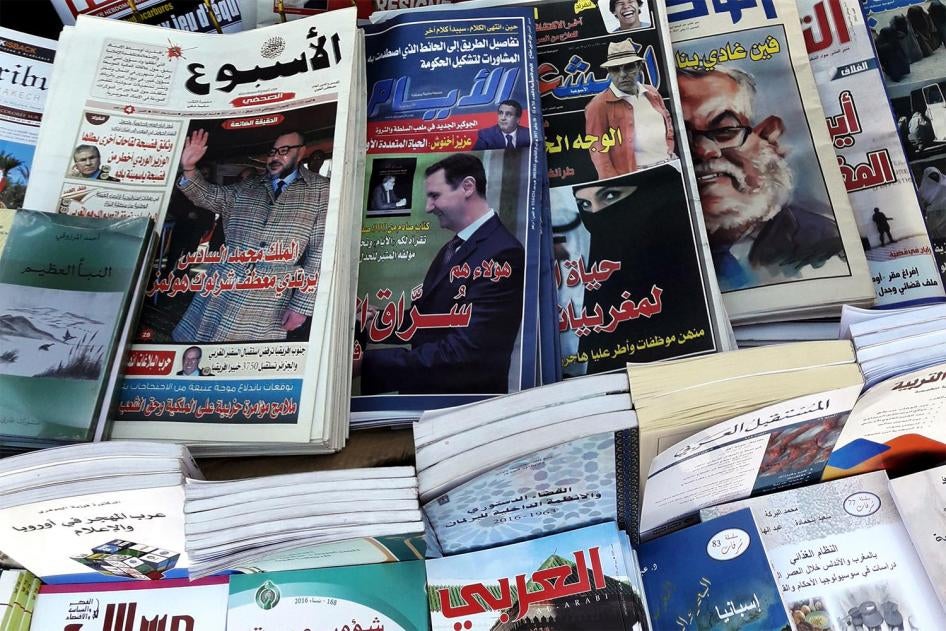Des journaux et revues étalés dans un kiosque à journaux à Rabat, au Maroc. © 2017 Human Rights Watch